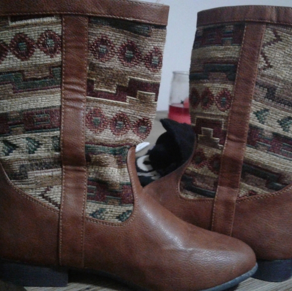 Lovely brown boots - Picture 1 of 3